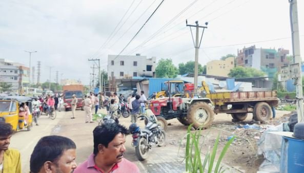 గాజులరామారంలో జేసీబీల గర్జన: ‘దిల్’ భూముల్లో అక్రమ కట్టడాల కూల్చివేత.. ఉద్రిక్తత!